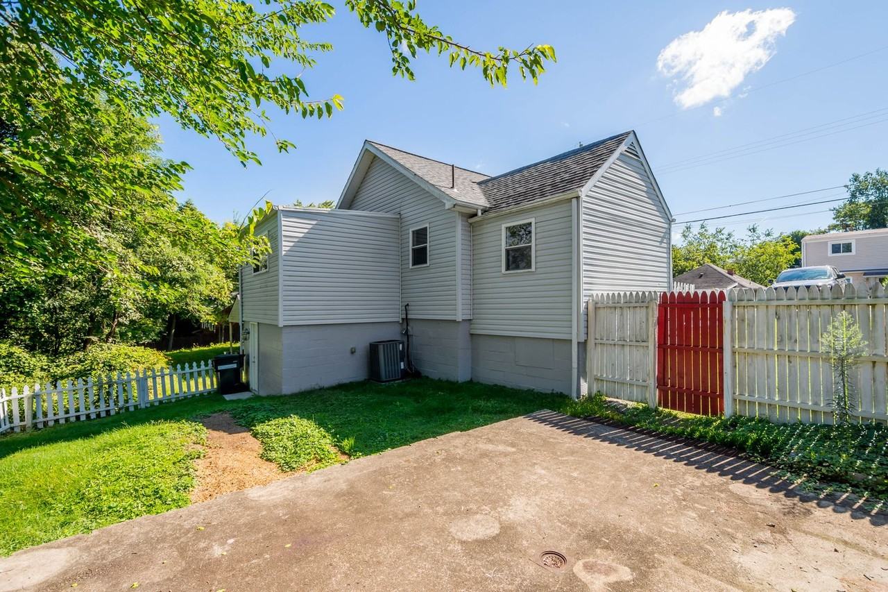 1886 Beechford Avenue - Photo 3 of 23
