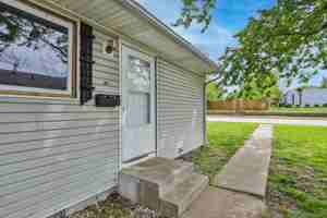 featured image of 741 W College St