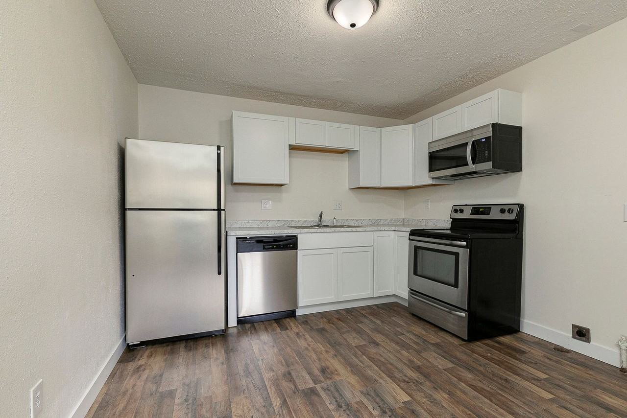 741 W College St - Photo 2 of 18
