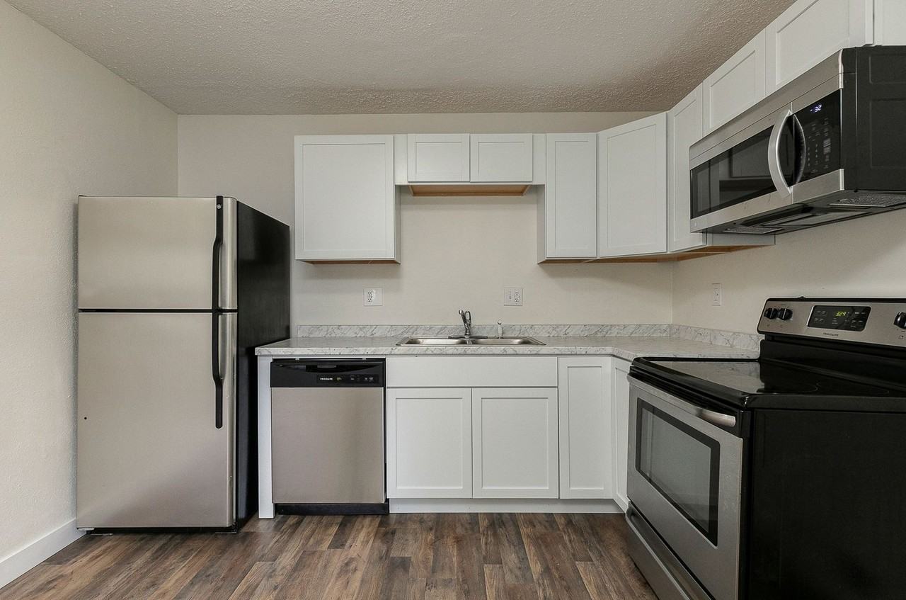 741 W College St - Photo 3 of 18