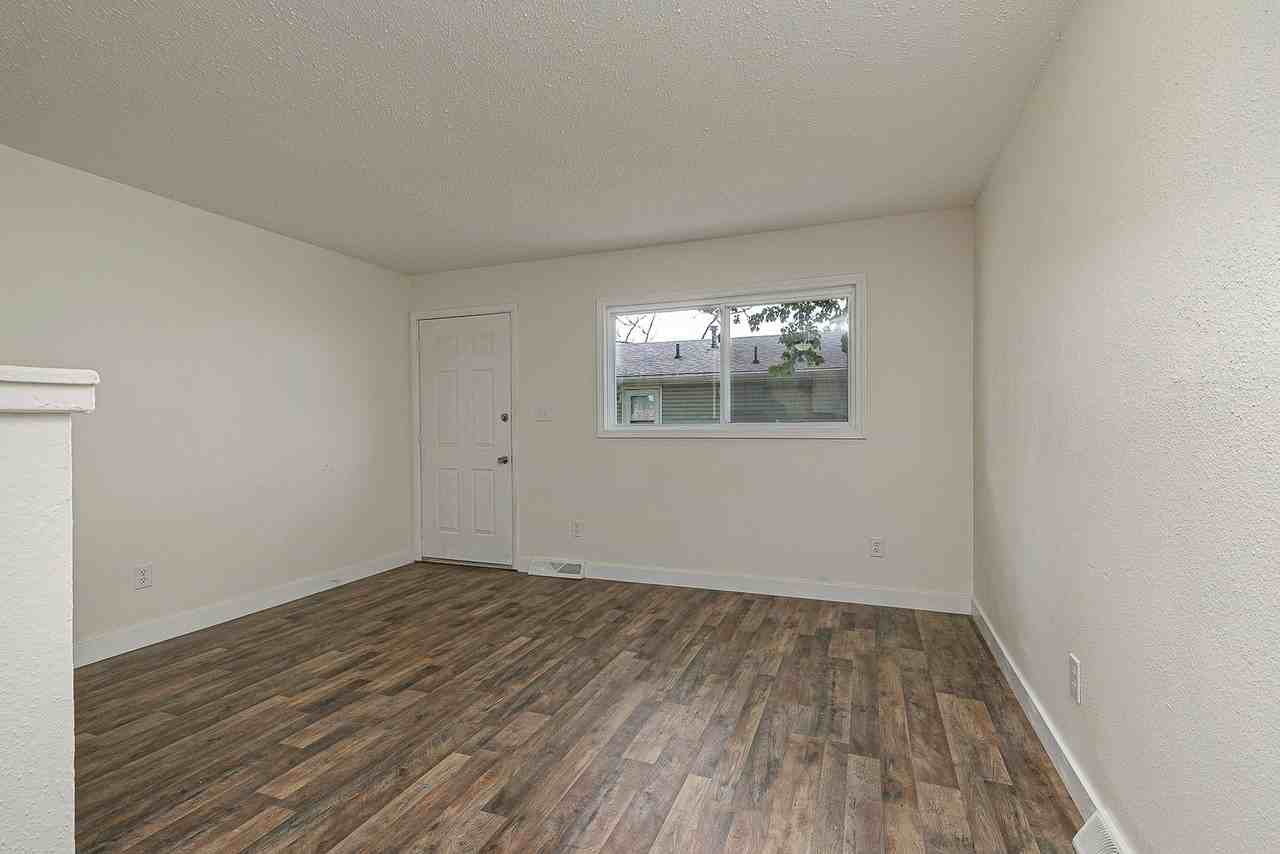 741 W College St - Photo 4 of 18