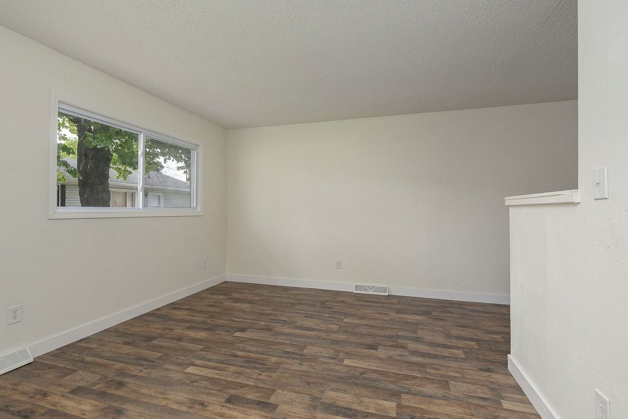 741 W College St - Photo 5 of 18