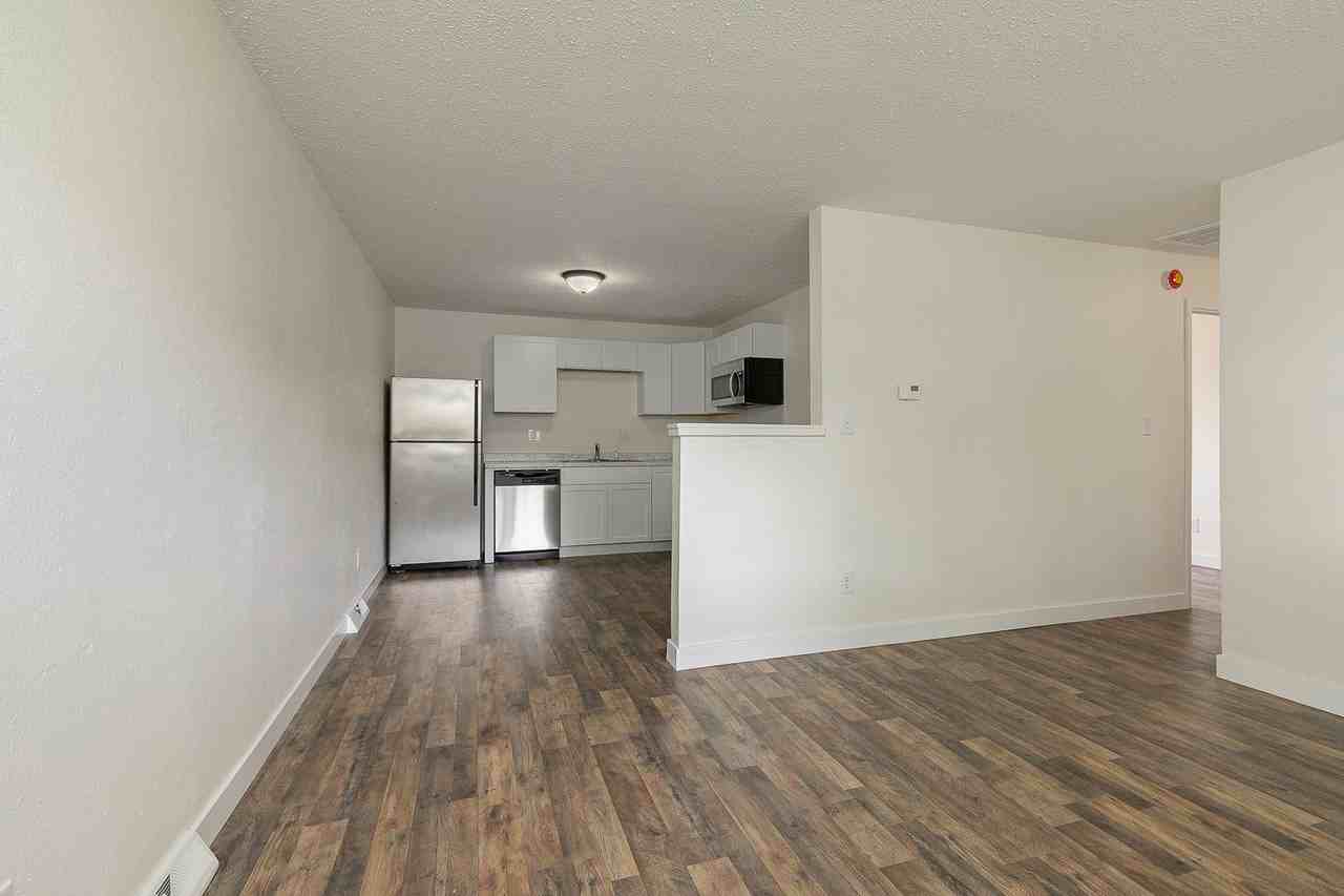 741 W College St - Photo 6 of 18