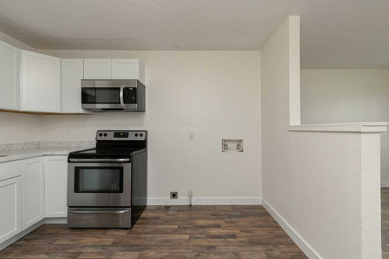 741 W College St - Photo 7 of 18