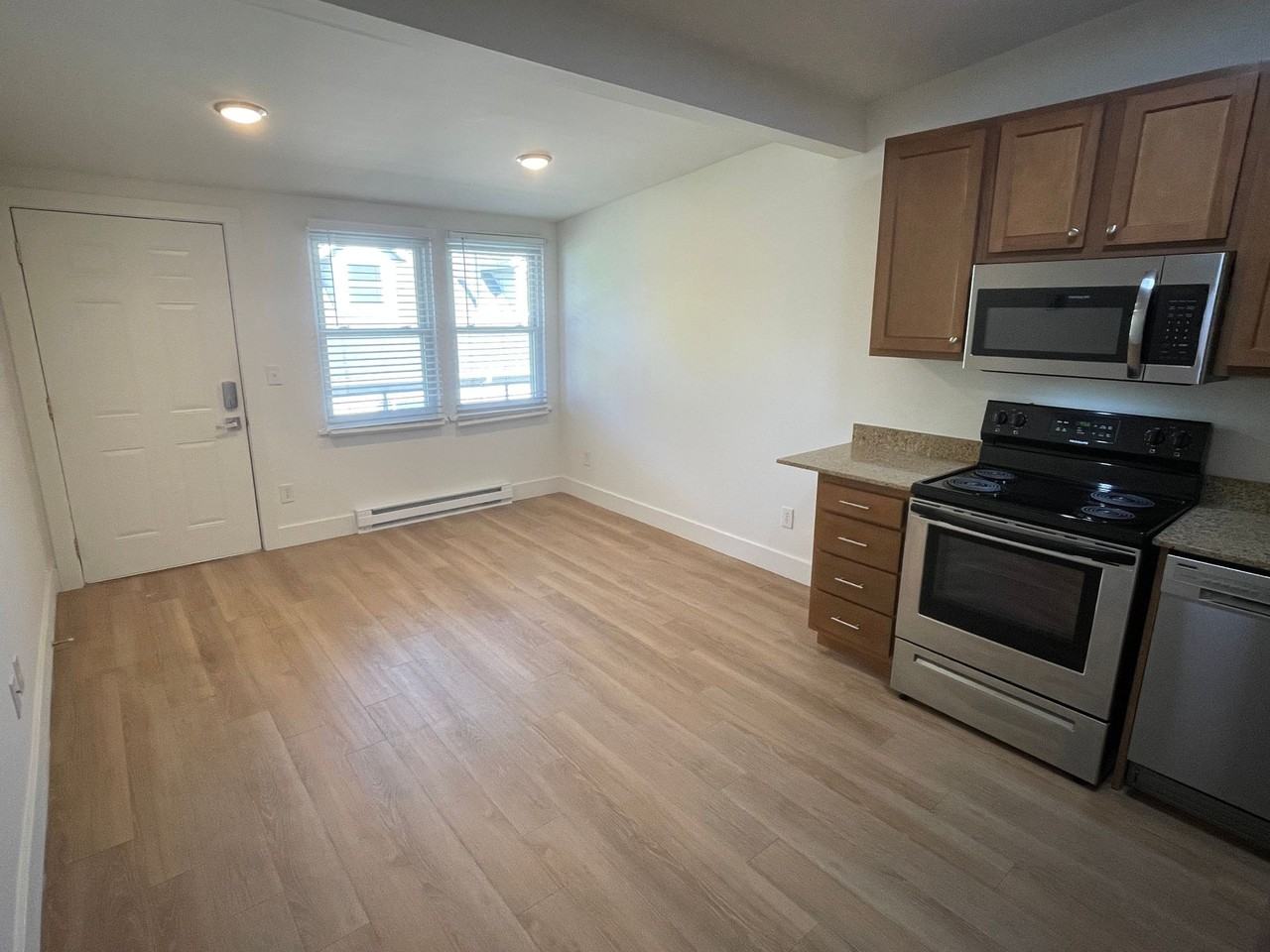 419 E 7th - Photo 3 of 9