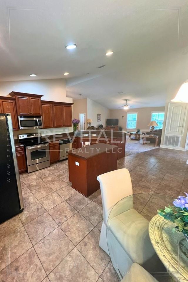 306 Black Friars St - Photo 4 of 19