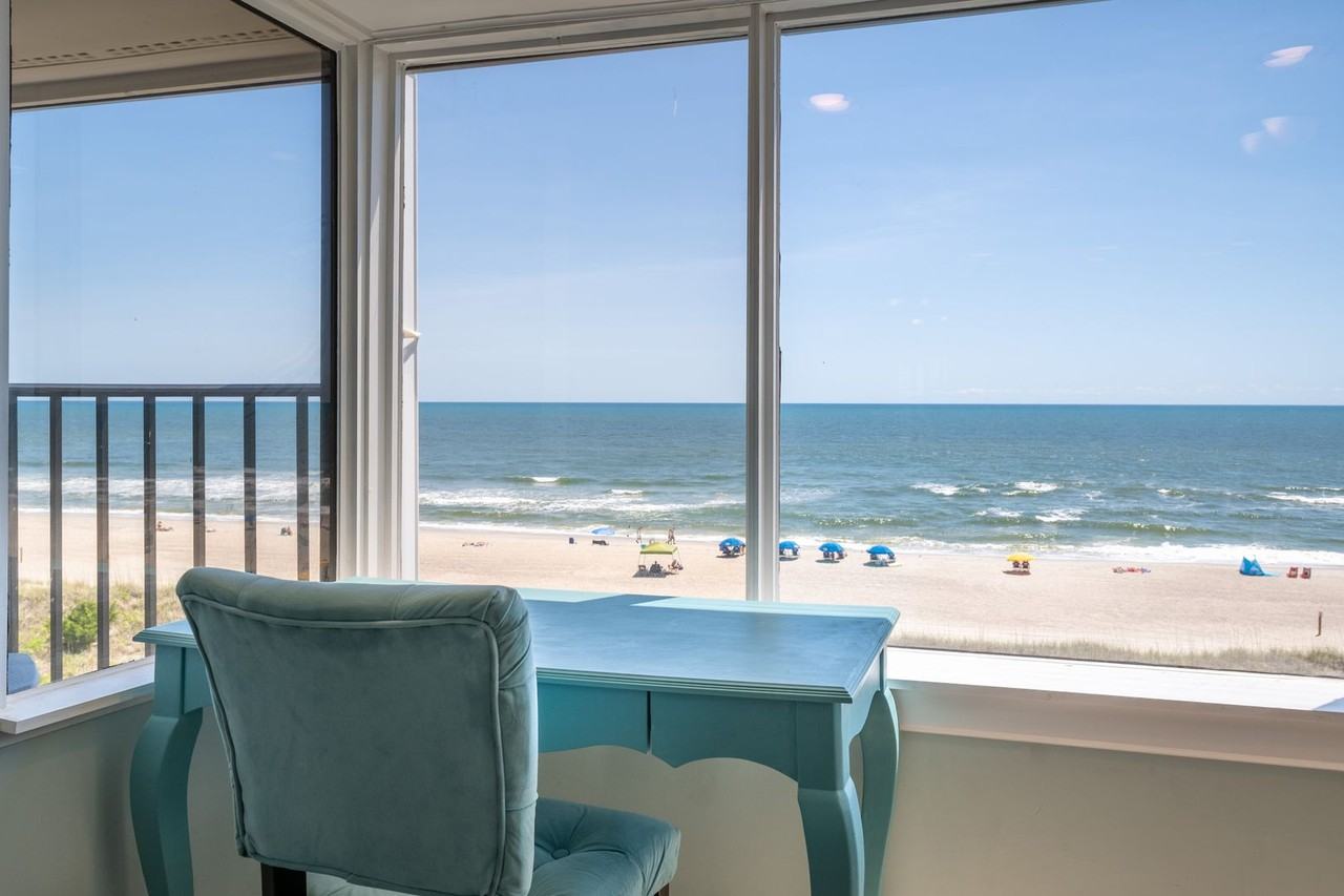 222 Carolina Beach Avenue North - Photo 4 of 21