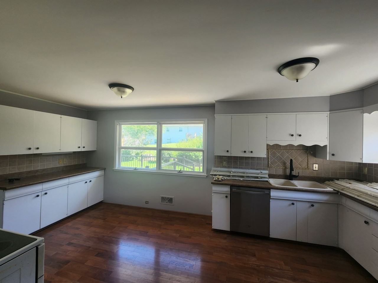 805 E 32nd St - Photo 5 of 24