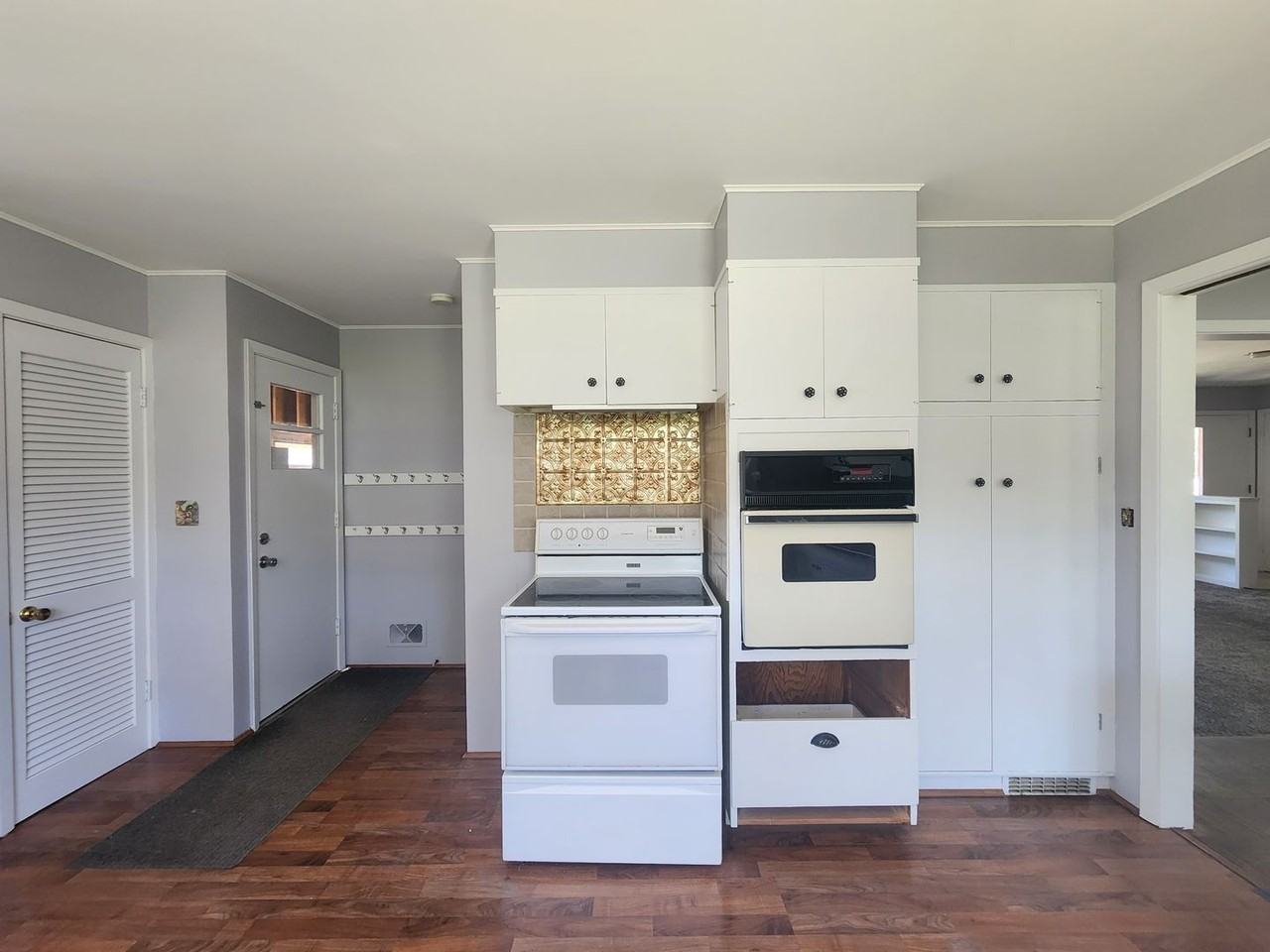 805 E 32nd St - Photo 7 of 24