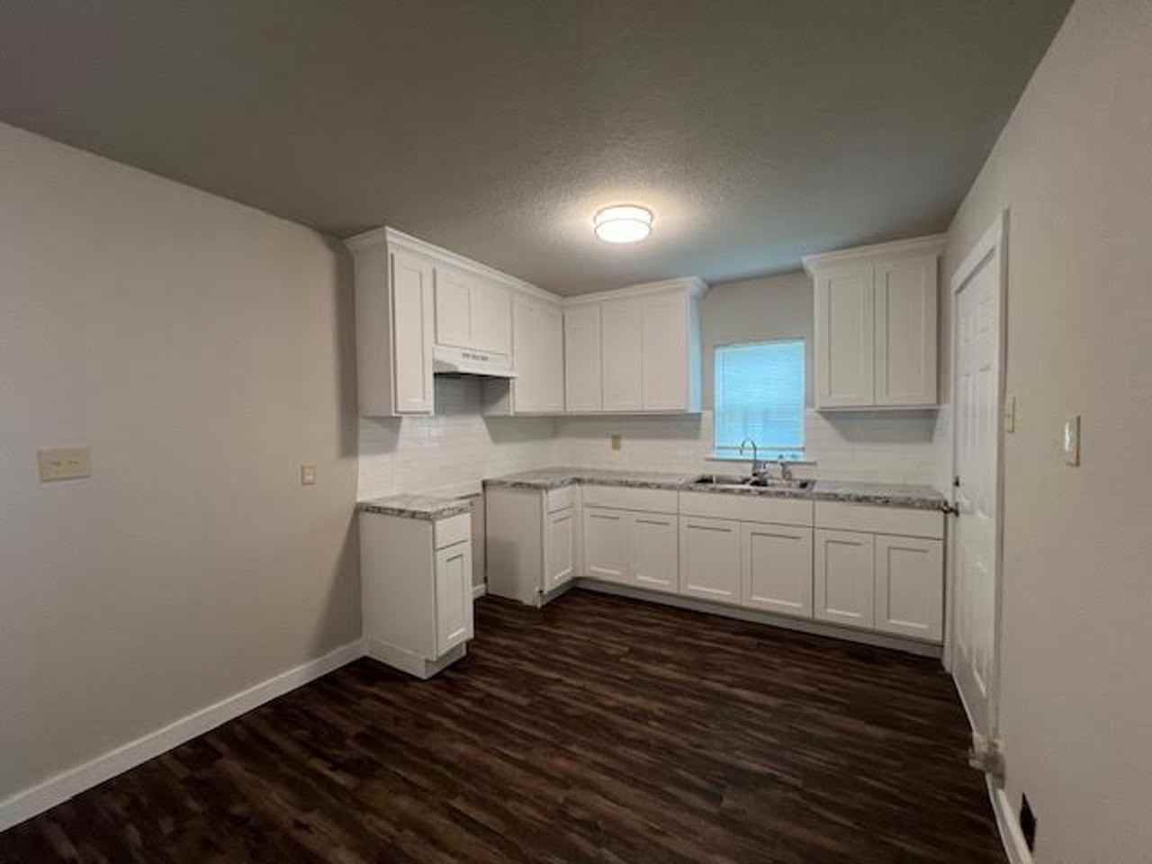 2209 Homan Ave - Photo 5 of 11