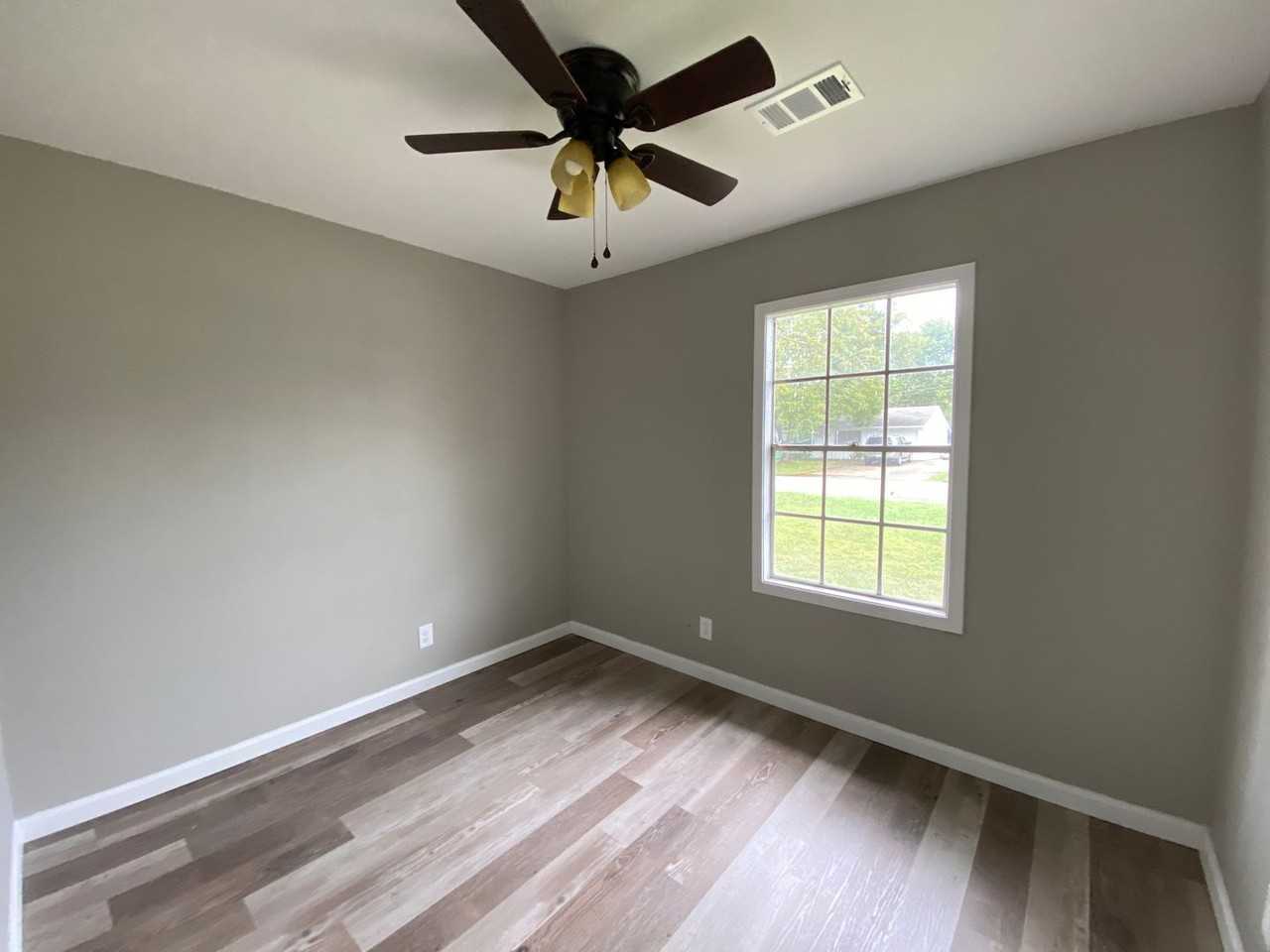 207 W Roseclair St - Photo 2 of 9