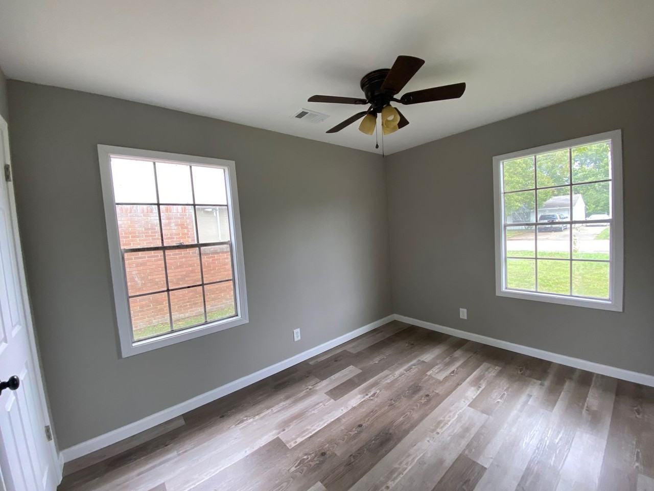 207 W Roseclair St - Photo 3 of 9