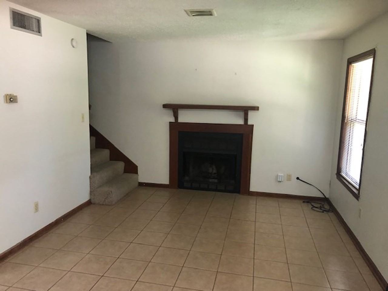 118 Briarwood Cir - Photo 2 of 6