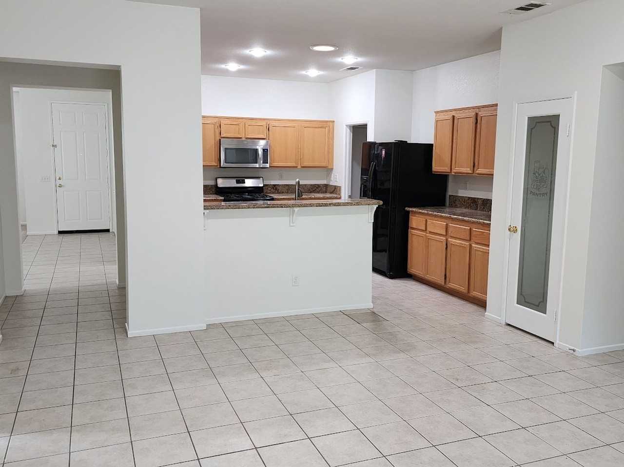 42602 Camelot Rd - Photo 2 of 6