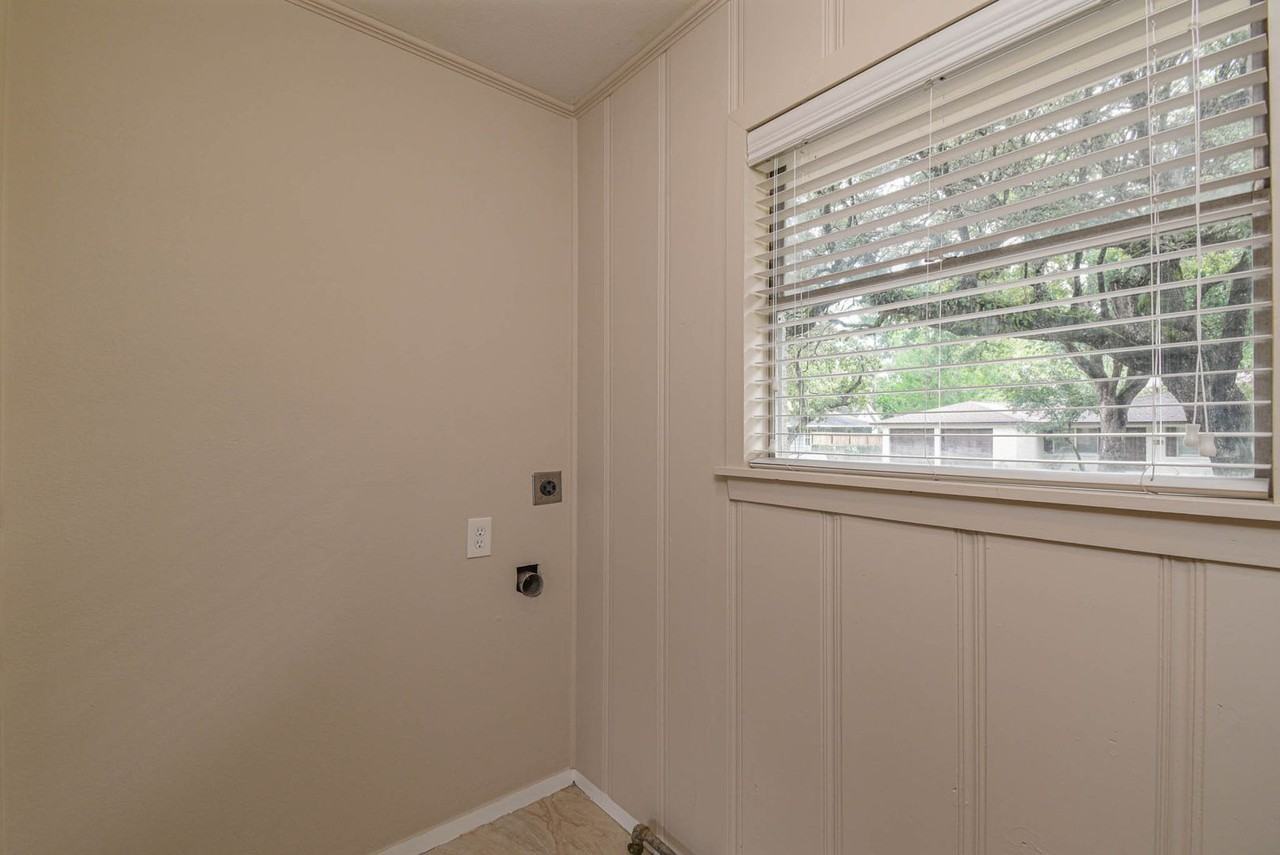 1509 N San Jacinto St - Photo 4 of 23