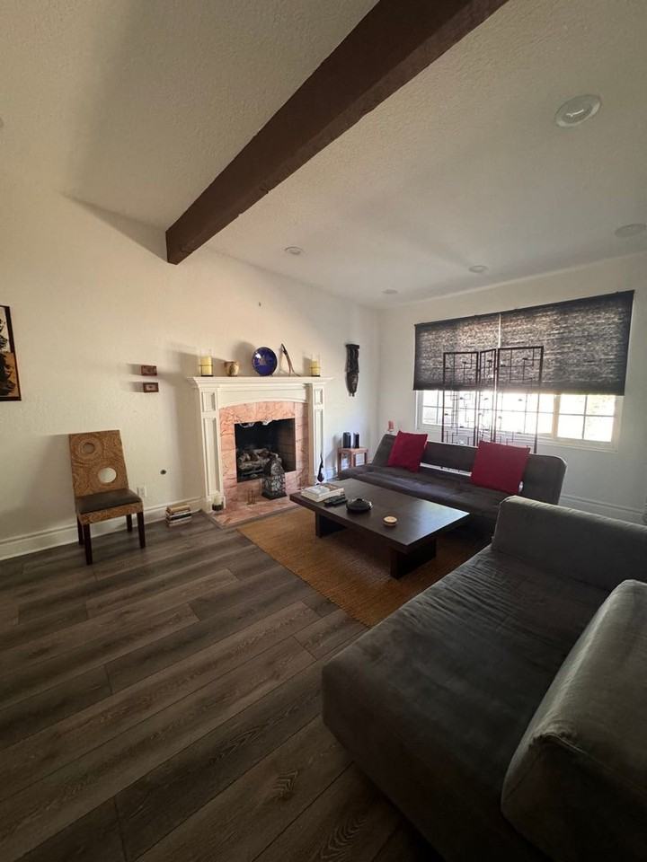 10558 Deering Ave - Photo 3 of 20