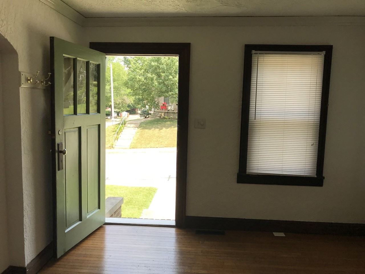 402 S Eagleson Ave - Photo 2 of 11