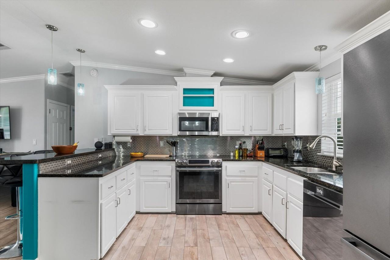 10 Riviera Dr - Photo 2 of 34