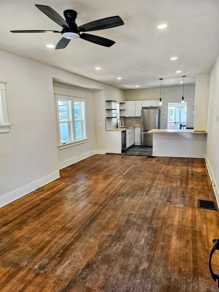910 E 11th St - Photo 2 of 18