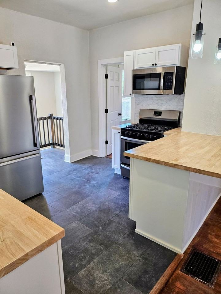 910 E 11th St - Photo 4 of 18