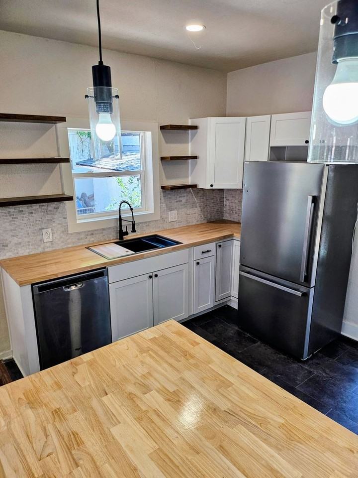 910 E 11th St - Photo 5 of 18