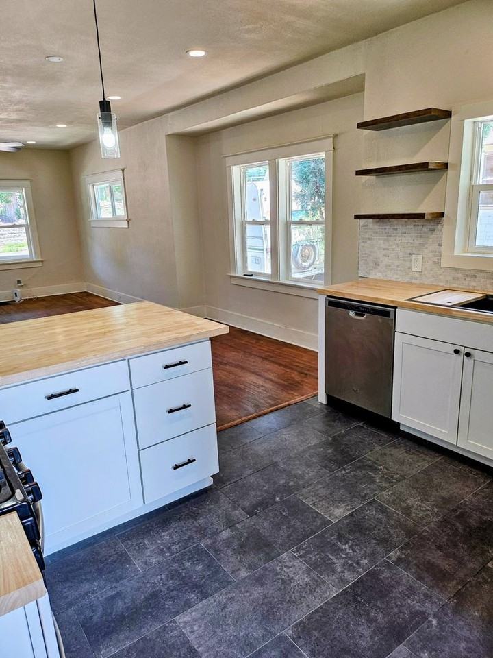910 E 11th St - Photo 6 of 18
