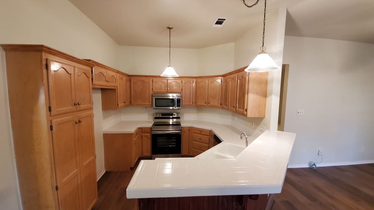 2331 Brookview Dr - Photo 4 of 8