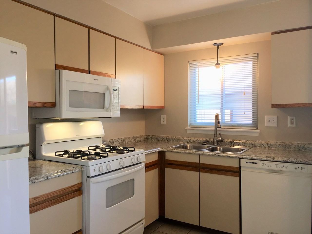 8084 Lexington Park Dr - Photo 6 of 19