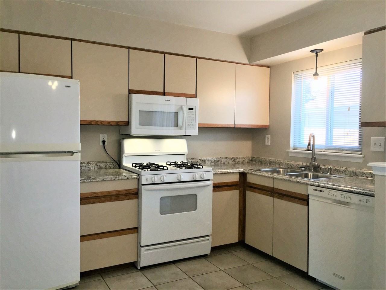 8084 Lexington Park Dr - Photo 7 of 19