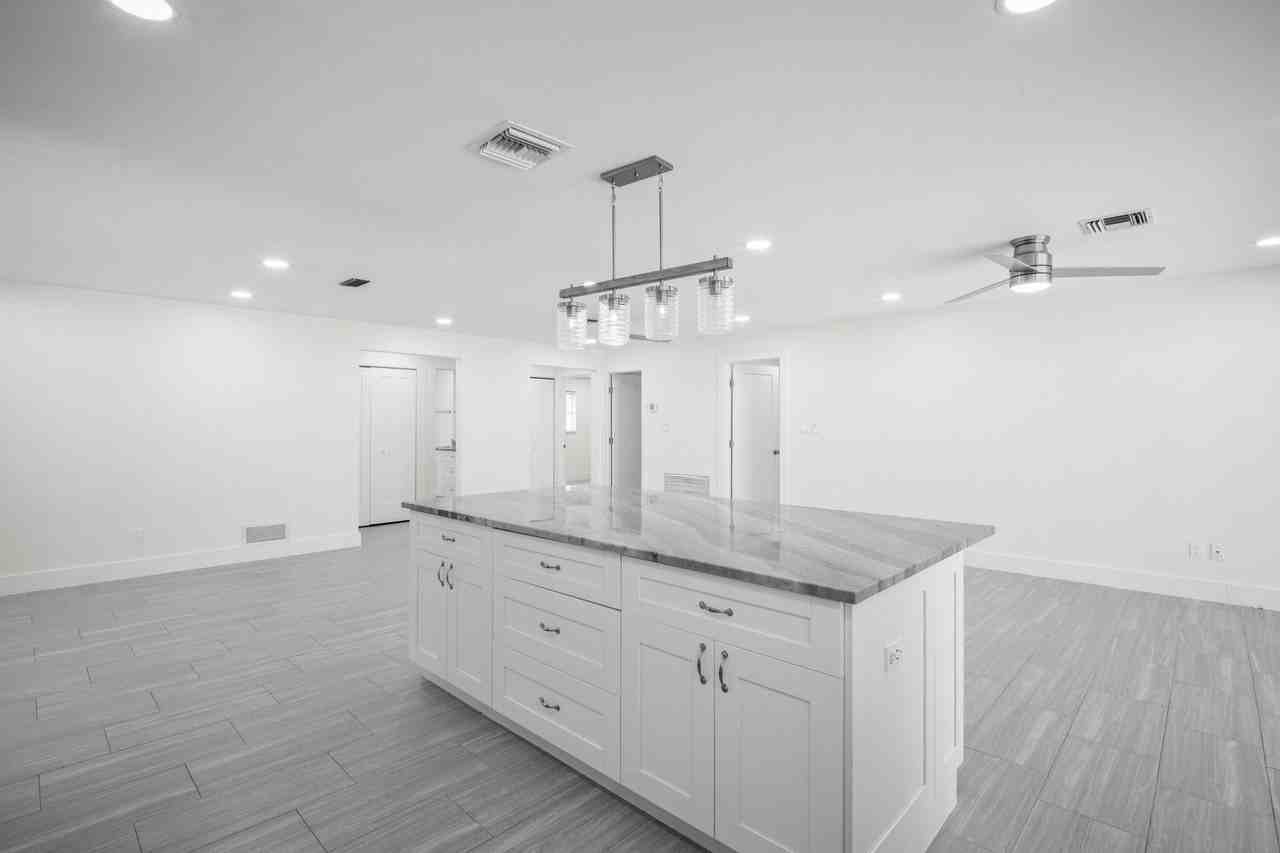 538 Fairway Ter - Photo 5 of 24