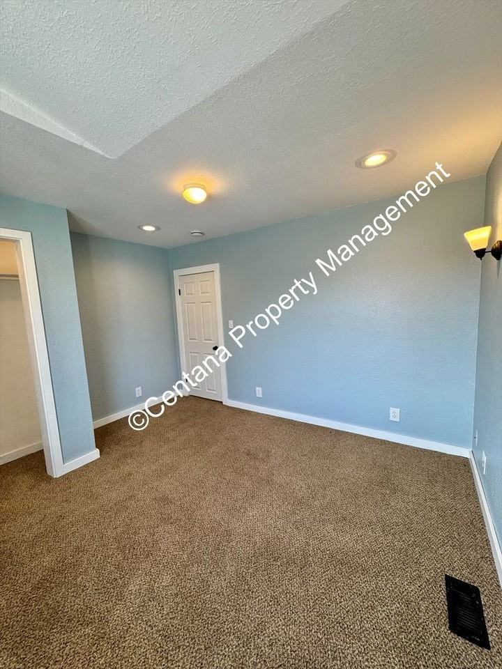 917 W Woolman St - Photo 7 of 33