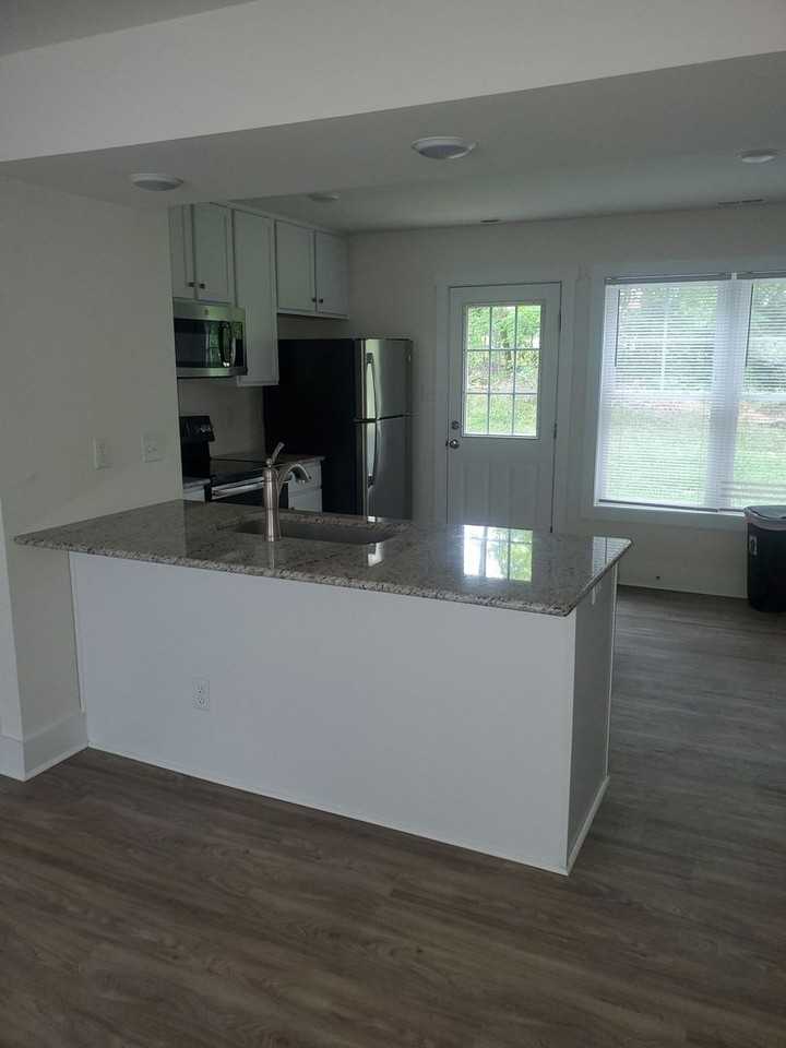 203 N Dillard St #B - Photo 7 of 10