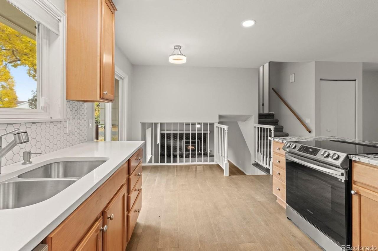 395 Monarch St - Photo 2 of 12