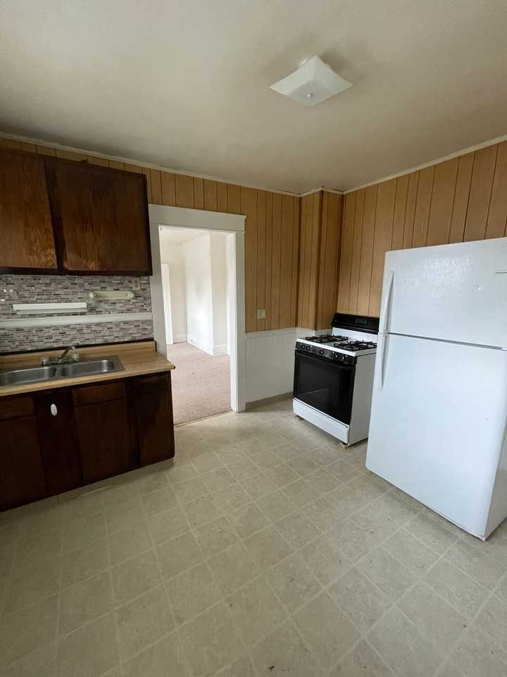 639 W 5th St - Photo 3 of 18