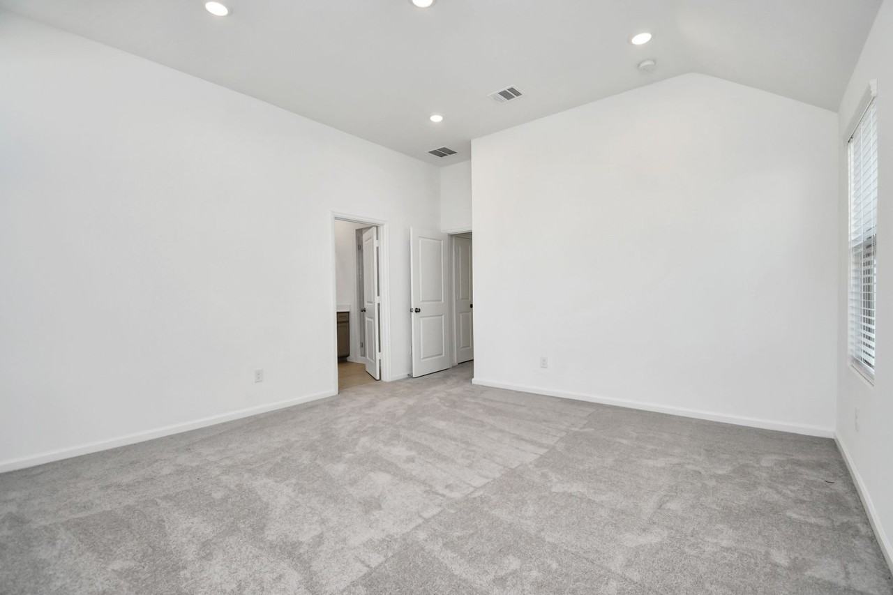 5535 Holly Haven Ct - Photo 7 of 39