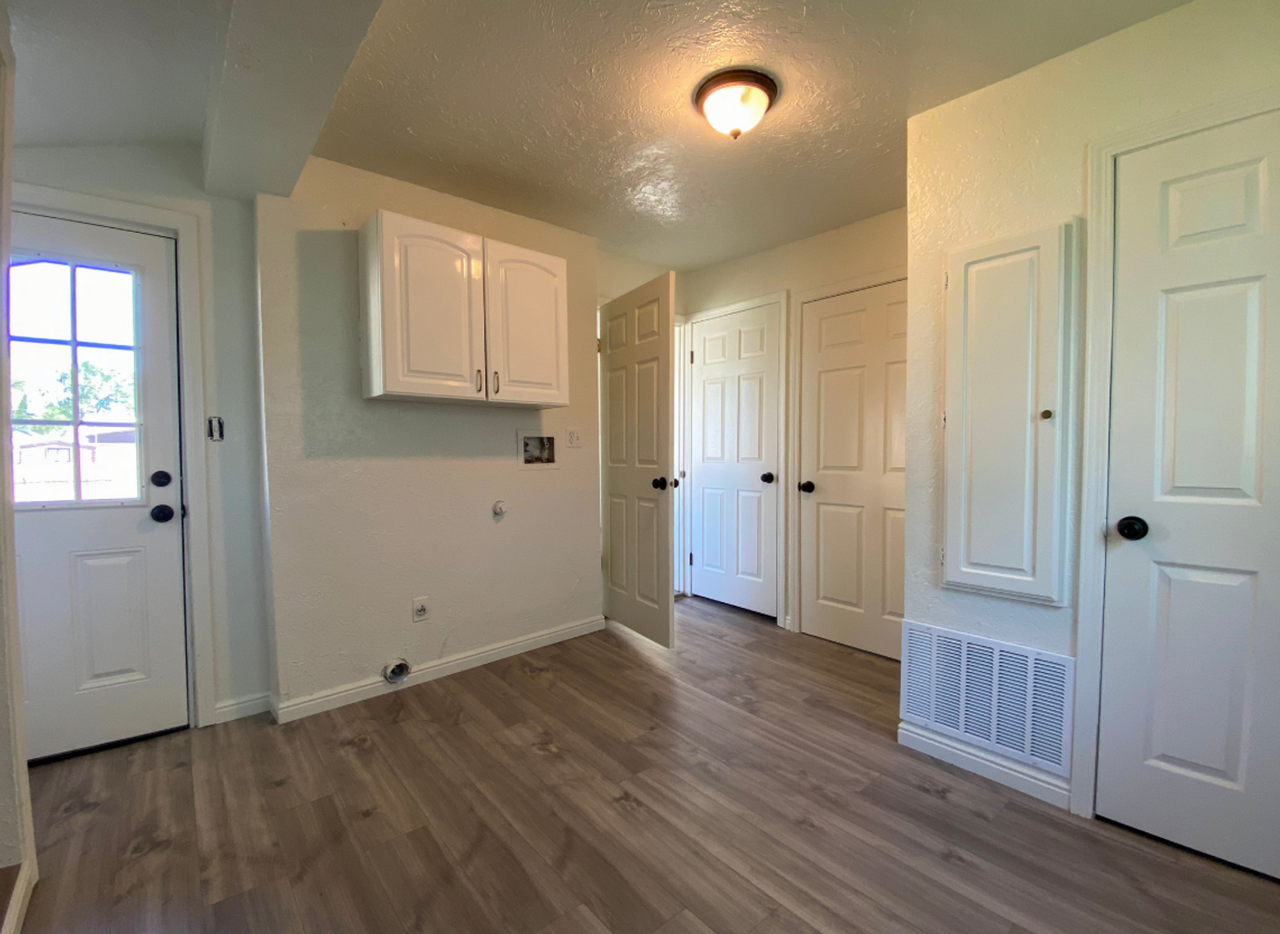 219 S 300 East St - Photo 3 of 25