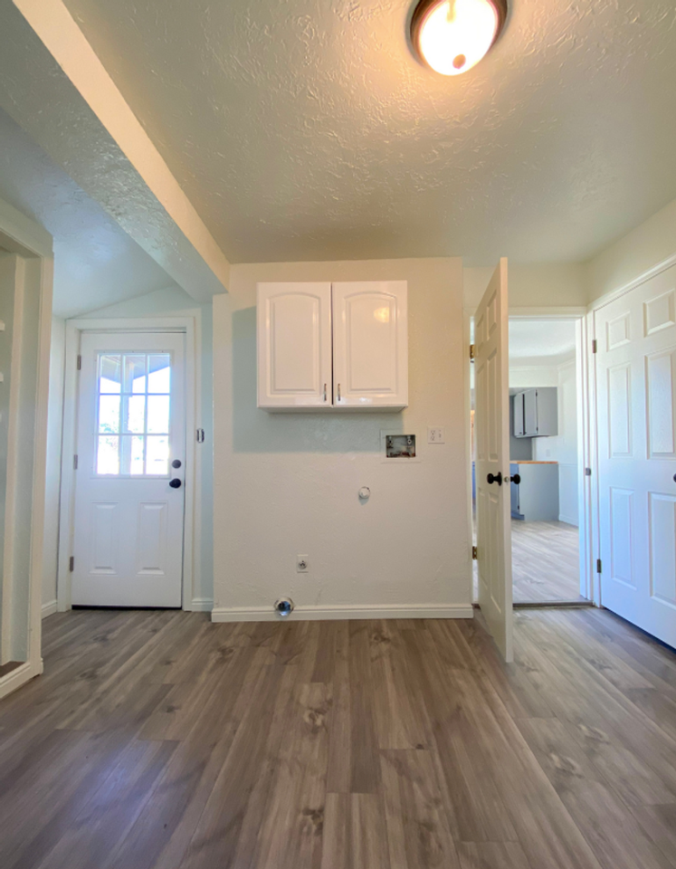 219 S 300 East St - Photo 4 of 26