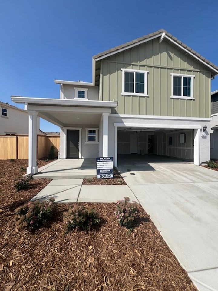 2073 Blue Star Dr - Photo 3 of 34