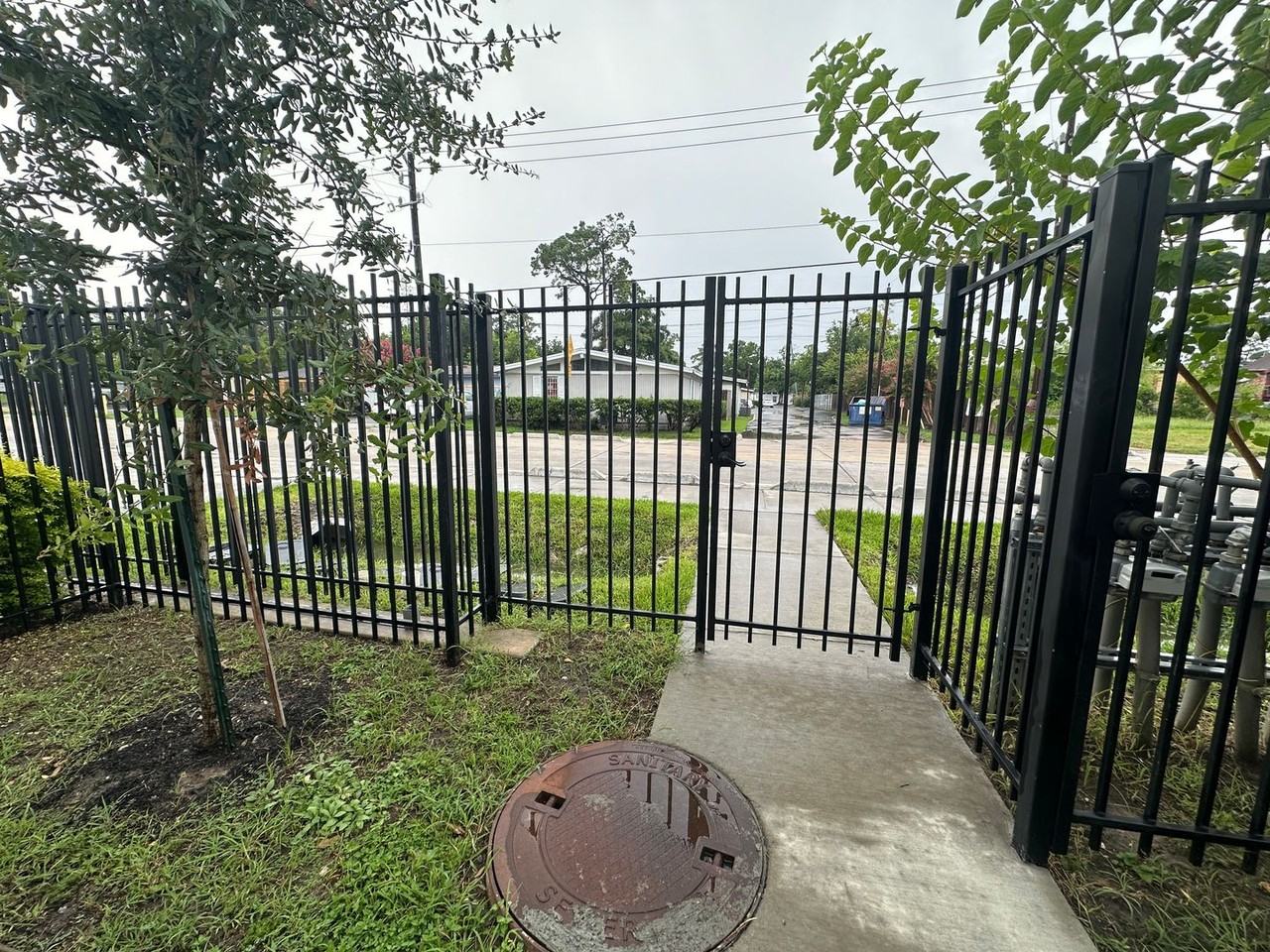 2828 Versailles Oak Ln - Photo 2 of 33