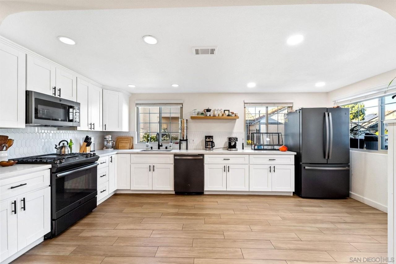 417 Nantucket Gln - Photo 2 of 18