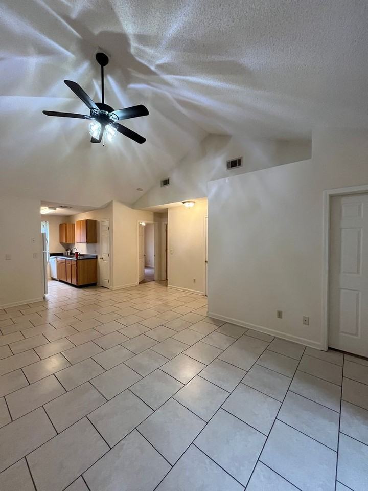 441 Admirals Walk Dr - Photo 5 of 22