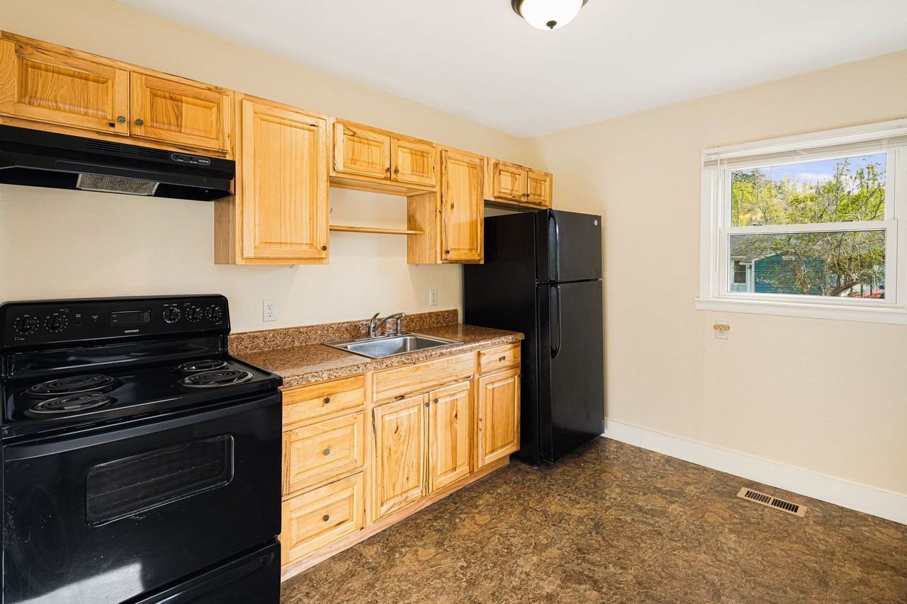44 Jeffress Ave - Photo 5 of 32