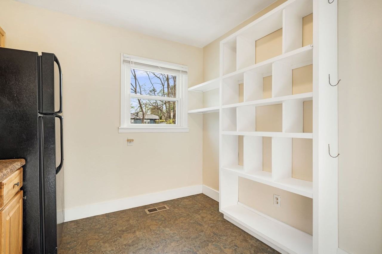 44 Jeffress Ave - Photo 7 of 32