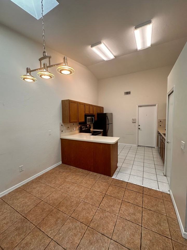 360 Nw 48th Blvd - Photo 4 of 17