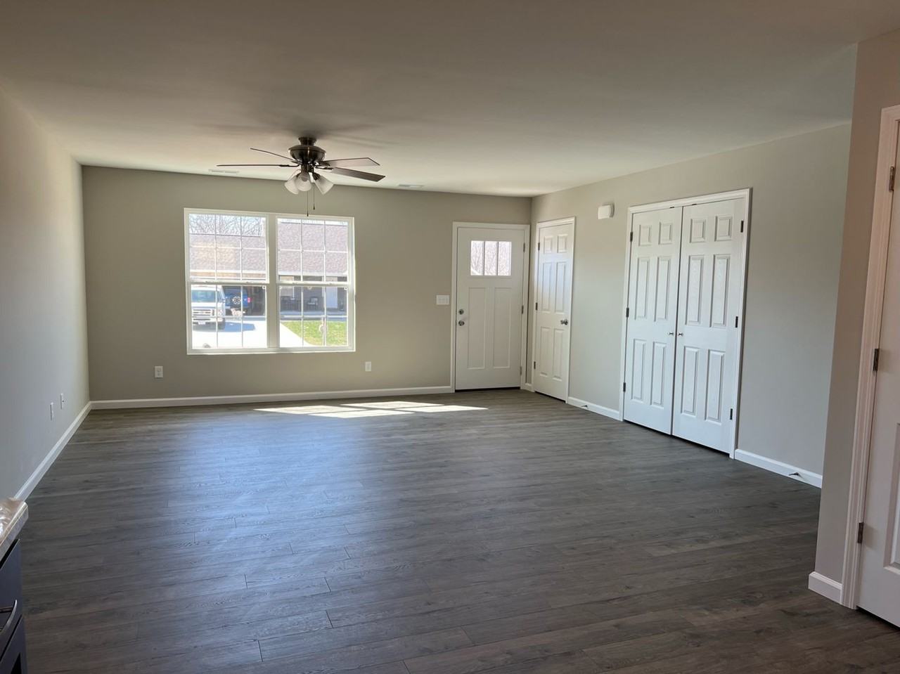 984 Lakeway Dr - Photo 3 of 11