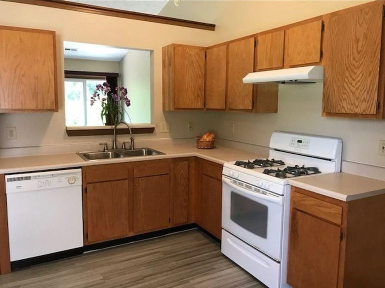 3140 Stratus Dr - Photo 3 of 10