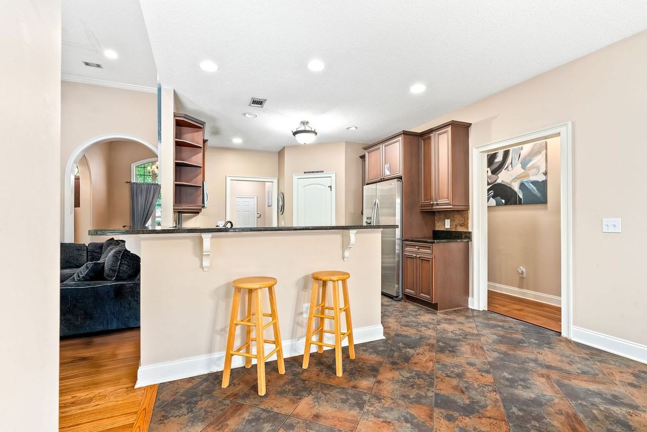 146 Coachmans Dr - Photo 3 of 33