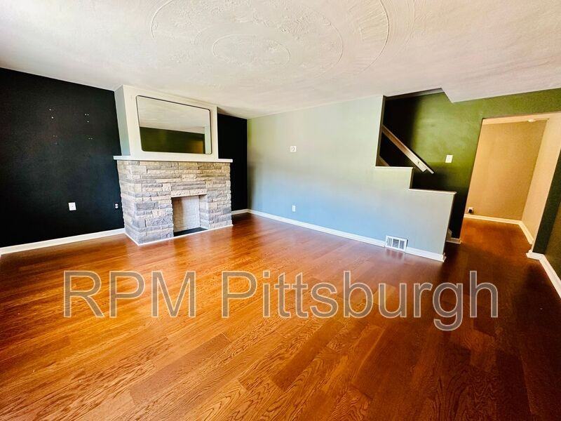237 Mary St - Photo 2 of 15