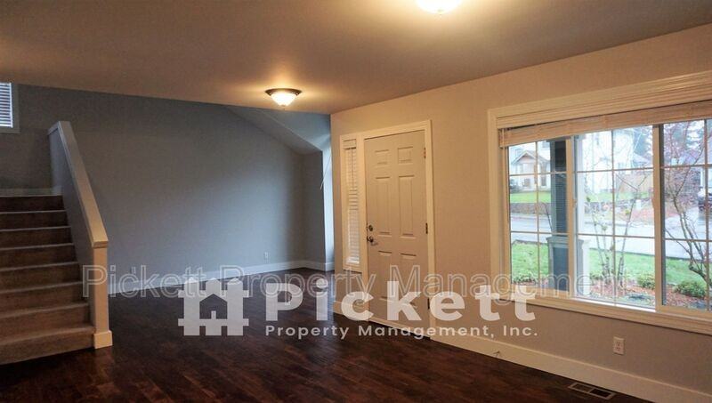 2037 Ne Gustaf St - Photo 3 of 34