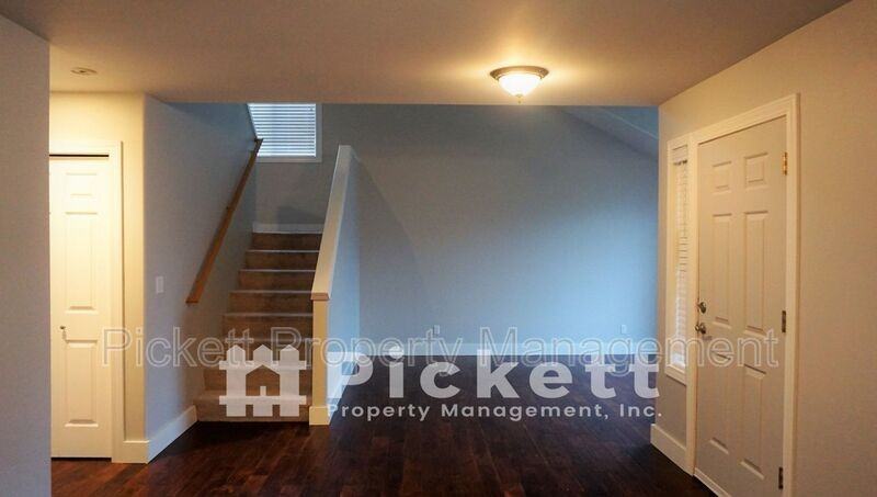 2037 Ne Gustaf St - Photo 4 of 34